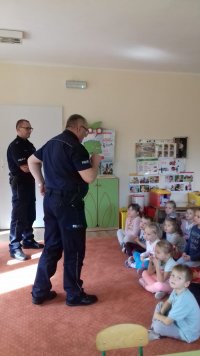 Policjanci prowadza zajęcia z dziećmi w przedszkolu
