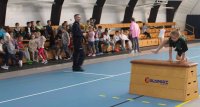 Test sprawności fizycznej na sali w Szkole Podstawowej Nr 6 w Zduńskiej Woli. Zdjęcie przedstawia pokonanie skrzyni gimnastycznej składającej się z trzech części.