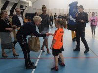 Gratulacje Komendanta Powiatowego Policji w Zduńskiej Woli dzieciom za uczestnictwo w konkursie.
