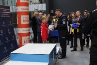 Drużyna SP 9 na podium odbiera puchar od Zastępcy Komendanta Wojewódzkiego Policji.