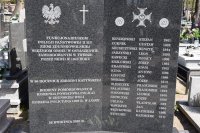tablica pamiątkowa na cmentarzu