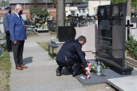 tablica pamiątkowa na cmentarzu, uczestnicy uroczystości oddają hołd policjantom pomordowanym w Katyniu
