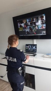 Policjantka prowadząca video rozmowę z dziećmi