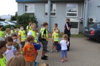 Dzieci zwiedzają budynek KPP w Zduńskiej Woli