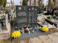 Tablica znajdująca się na cmentarzu parafialnym w Zduńskiej Woli przy ulicy Łaskiej. upamiętniająca 18 policjantów pochodzących ze Zduńskiej Woli lub związanych służbowo z tym miastem, a zamordowanych w 1940 roku przez NKWD