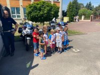 dzieci przy policyjnych motocyklach pozujące do grupowego zdjęcia