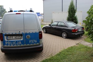 Radiowóz volkswagen Caddy stoi obok pojazdu, którym poruszali się przestępcy.