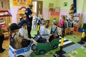 Przedszkolaki poprzez zabawę poznawały zasady bezpieczeństwa w ruchu drogowym.