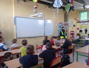 Dzielnicowi podczas spotkania z uczniami Szkoły Podstawowej w Prusinowicach.