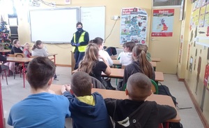 Dzielnicowi podczas spotkania z uczniami Szkoły Podstawowej w Prusinowicach.