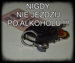 Na zdjęciu kluczyki do samochodu, dokument prawa jazdy i napis: Nigdy nie jeździj po alkoholu!