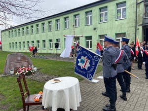 Poczet Sztandarowy zduńskowolskiej komendy podczas oddawania honoru