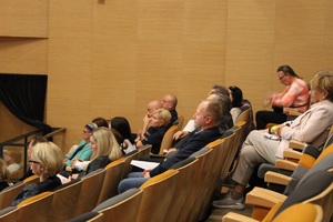 Publiczność w sali Ratusza podczas debaty.