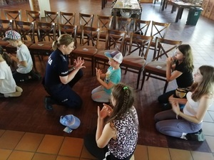 Dzieci z policjantką podczas spotkania.