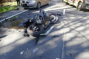 Zdjęcie rozbitego motocykla.