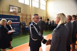 Nadinspektor Sławomir Litwin składa gratulacje aspirant Annie Wiśniewskiej.