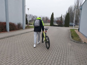 Osoba odbiera odzyskany rower z KPP Zduńska Wola.