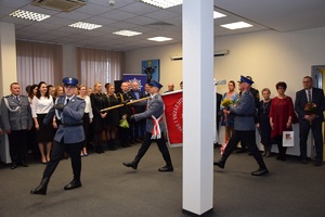 Poczet sztandarowy Komendy Powiatowej Policji w Zduńskiej Woli wchodzi na aulę.
