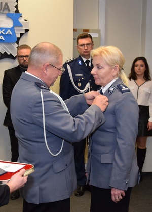 inspektor Małgorzata Mączyńska otrzymuje medal 30-lecia Niezależnego Samorządnego Związku Zawodowego Policjntów