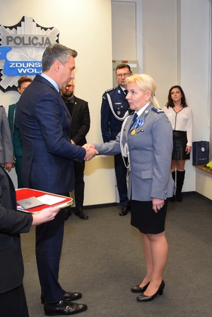 inspektor Małgorzata Mączyńska otrzymuje medal imienia Jadwigi Dunin-Borkowskiej Maleszewskiej