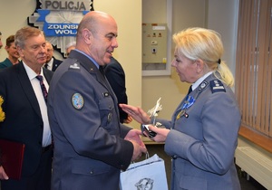 Gratulacje i kwiaty dla inspektor Małgorzaty Mączyńskiej.