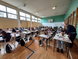 Uczestnicy turnieju podczas rozwiązywania testów.