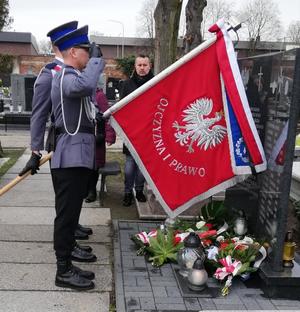 Poczet sztandarowy zduńskowolskiej komendy oddaje hołd zamordowanym.