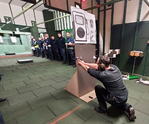 Zawodnicy na strzelnicy,  podczas instruktażu przed konkurencją strzelania