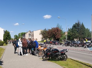Pokaz motocykli pod szkołą