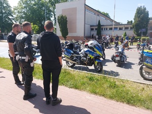 Policjanci opowiadają uczniowi o służbowym motocyklu