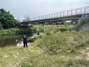 Policjantka kontrolująca kąpieliska nad rzeką.