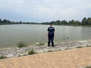 Policjantka nad zbiornikiem wodnym &quot;Kępina&quot; w Zduńskiej Woli.