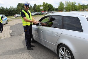 Policjant ruchu drogowego podczas kontroli drogowej.