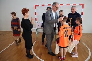 Prezydent Zduńskiej Woli nagradza uczestników konkursu.