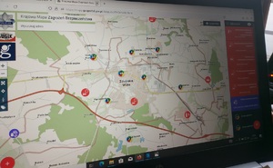 Monitor komputera, na którym otwarta jest strona Krajowej Mapy Zagrożeń  Bezpieczeństwa na miejscowości Zduńska Wola.