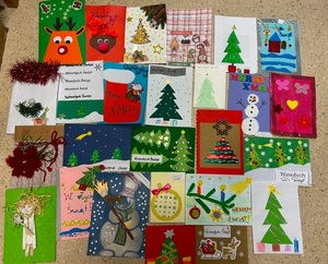 Kartki świąteczne przygotowane przez dzieci leżą rozłożone - zdjęcie grupowe