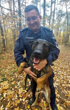 Policjant razem ze swoim służbowym psem