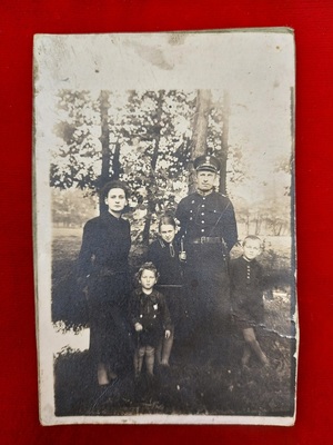 Archiwalne zdjęcie zamordowanego policjanta, który pozuje do zdjęcia w mundurze z żoną i trójką swoich dzieci.