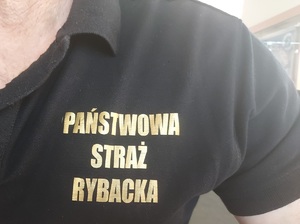 Koszulka od munduru z napisem Państwowa Straż Rybacka.
