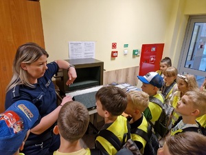 Dzieci podczas zwiedzania budynku komendy.