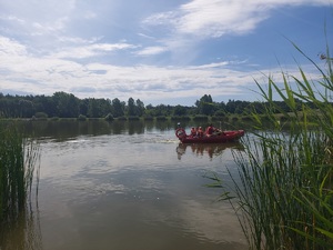 Motorówka z ratownikiem i dziećmi pływa po Kępinie.