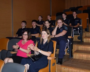 Wśród publiczności widać siedzących uczniów z klasy mundurowej ze szkoły z Wojsławic.