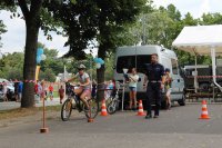 Policjant uczy bezpiecznej jazdy na rowerze