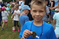 Chłopiec z medalem za uczestnictwo w biegu