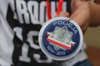 Dziecko prezentuje pamiątkowy odblask na 100 lecie Policji