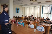 Sierżant sztabowy Kamila Sowińska prowadzi prelekcję z dziećmi na temat szeroko rozumianego bezpieczeństwa.