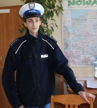Jubilat w czapce policjanta ruchu drogowego