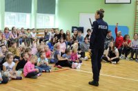 Policjantka prowadzi zajęcia z dziećmi w szkole
