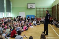 Policjantka prowadzi zajęcia z dziećmi w szkole