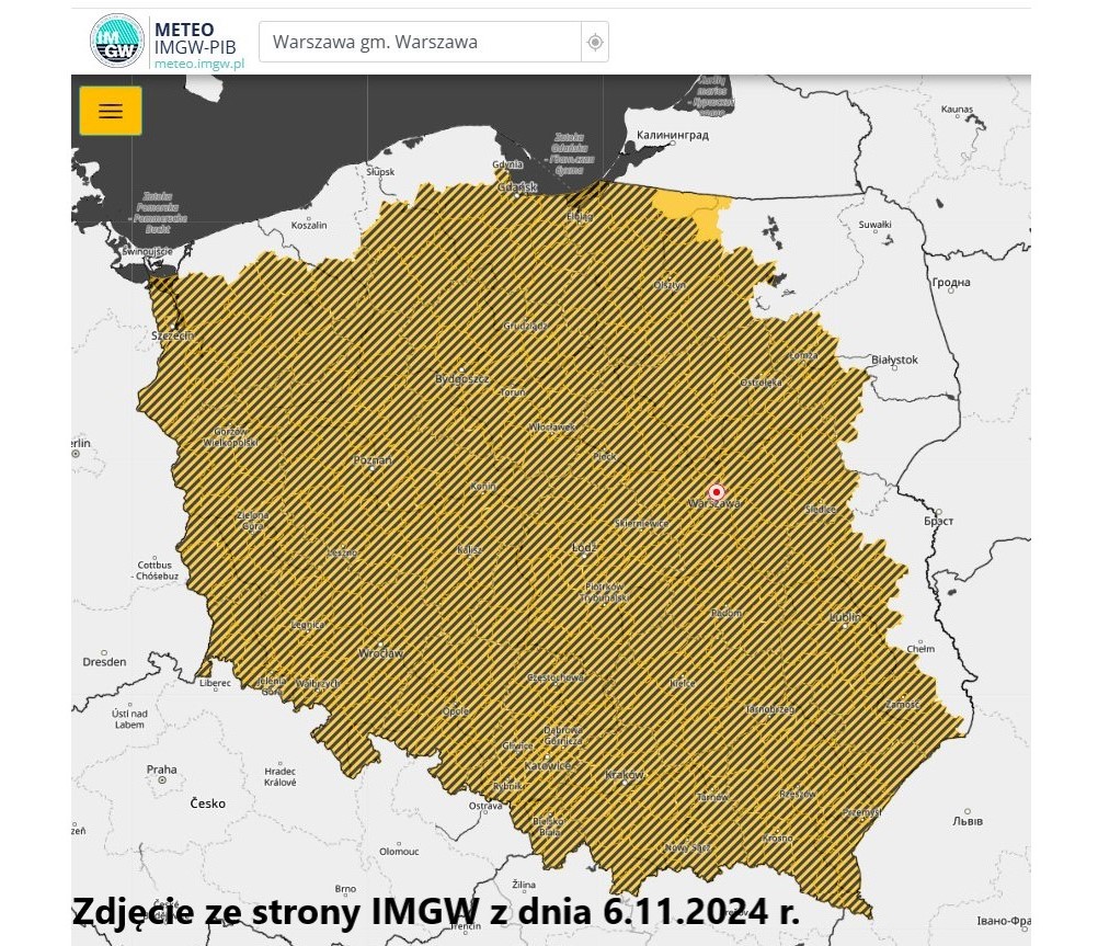 Mapa Polski, na której jest zaznaczona mgła na calym obszarze kraju. U dołu napis: Zdjęcie ze strony IMGW z dnia 6.11.2024 r. 